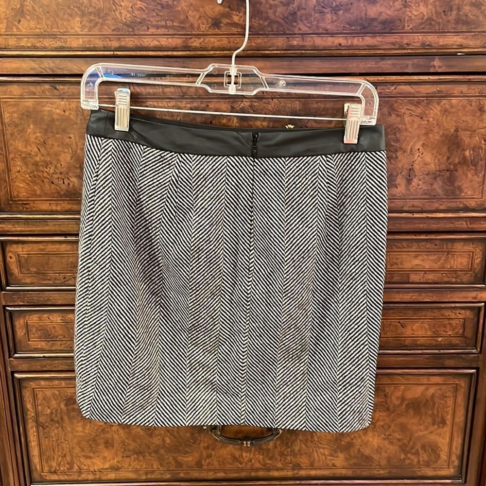 Banana Republic woman’s wool black and white skirt - Picture 2 of 13